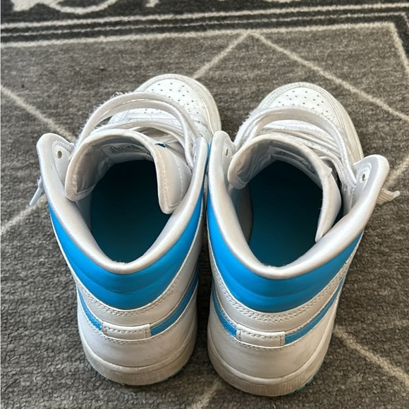 Jordan 1 Mid - Picture 2 of 4